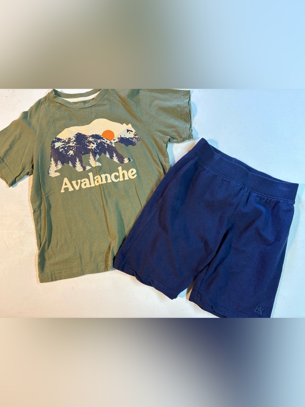 AVALANCHE 8✨ kids short sleeve and shorts set with bear graphic green + blue GUC